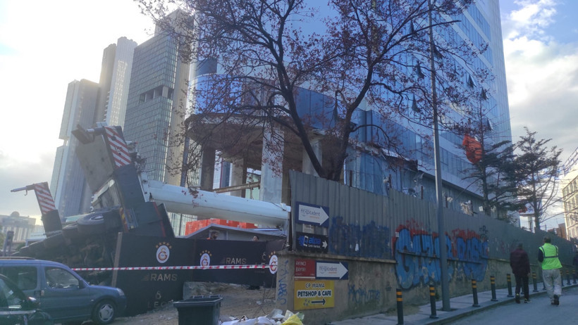 Mecidiyeköy’de rezidans inşaatında vinç devrildi - Resim : 2