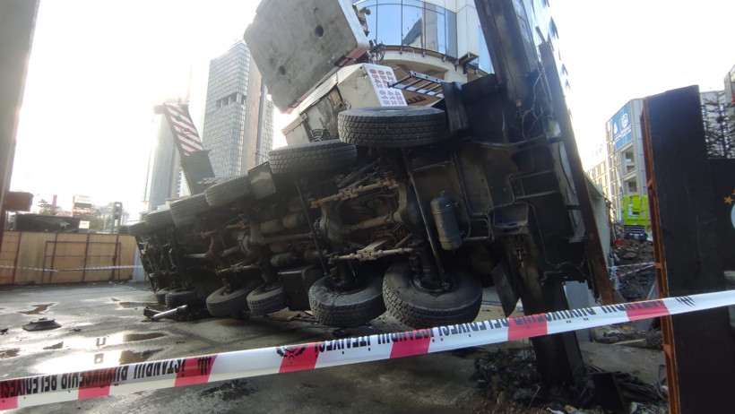 Mecidiyeköy’de rezidans inşaatında vinç devrildi - Resim : 1