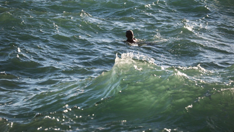 Kayalıkta mahsur kaldı, ekipleri beklemeden yüzerek kıyıya çıktı - Resim : 2