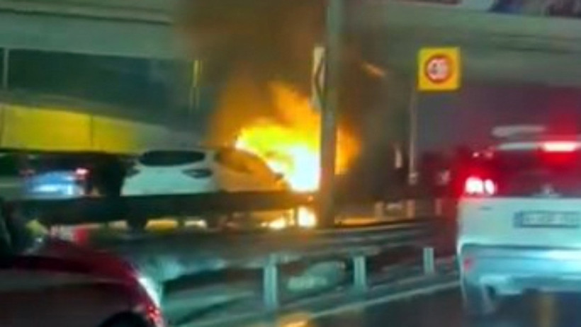 Küçükçekmece D-100'de otomobil yandı - Resim : 2