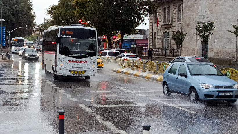Edirne'de kuvvetli yağış sırasında ağaç yola devrildi - Resim : 2