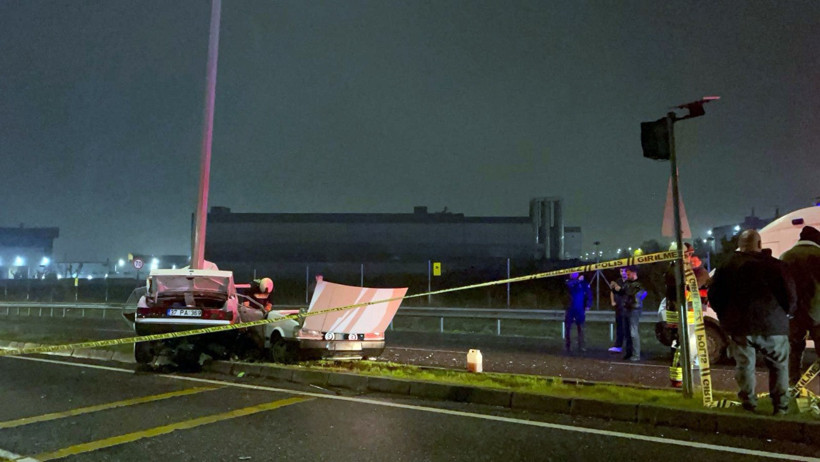 Feci kaza: Aydınlatma direğine çarpan otomobil ikiye ayrıldı - Resim : 2