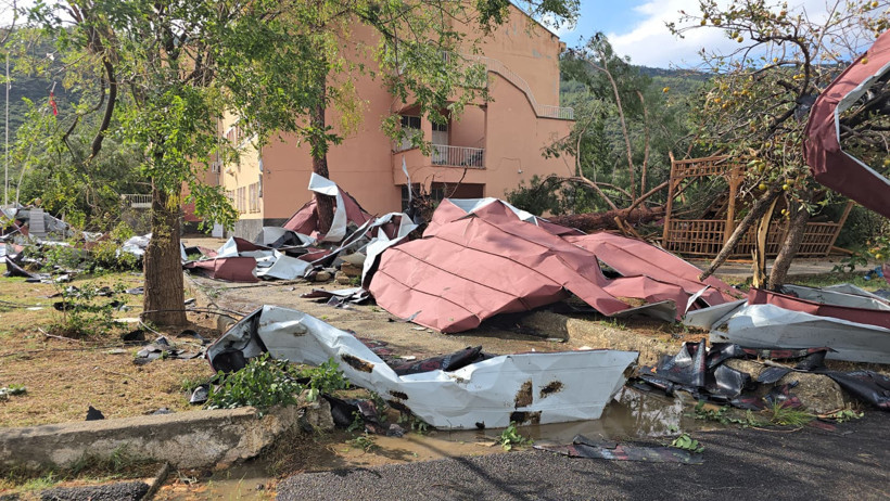 Öğrenciler dersteydi: Okulların çatısı uçtu - Resim : 3