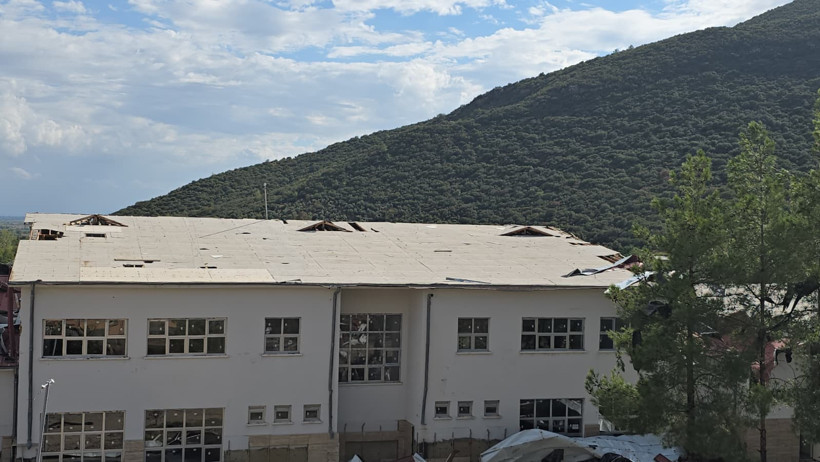 Öğrenciler dersteydi: Okulların çatısı uçtu - Resim : 5