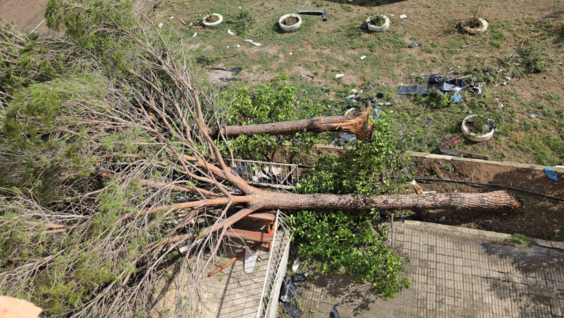 Öğrenciler dersteydi: Okulların çatısı uçtu - Resim : 2