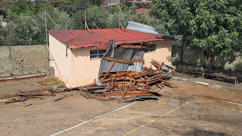 Öğrenciler dersteydi: Okulların çatısı uçtu - Resim : 1