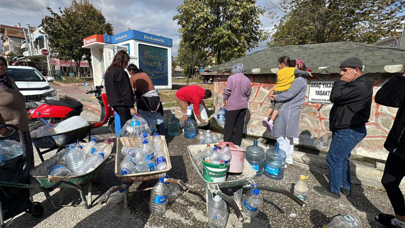 Sular 2 gündür yok! Mahalleli bidonla su taşıdı, öğrenciler tepkili - Resim : 1