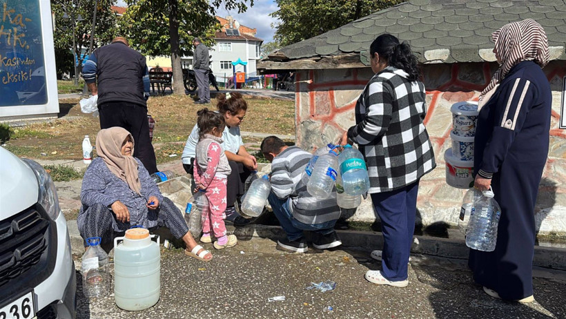 Sular 2 gündür yok! Mahalleli bidonla su taşıdı, öğrenciler tepkili - Resim : 2