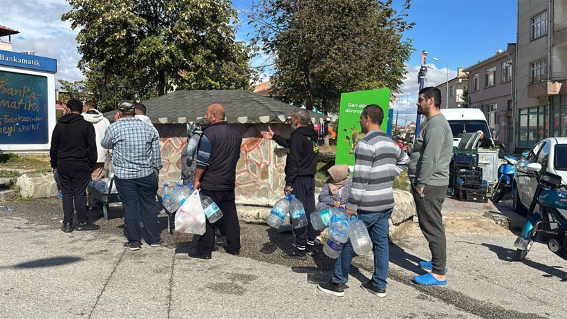 Sular 2 gündür yok! Mahalleli bidonla su taşıdı, öğrenciler tepkili - Resim : 3