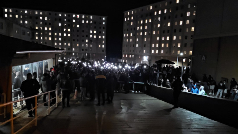 Sular 2 gündür yok! Mahalleli bidonla su taşıdı, öğrenciler tepkili - Resim : 6