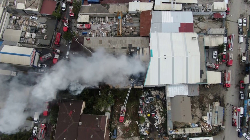 Ataşehir'de fabrika yangını: 4 işçi dumandan etkilendi - Resim : 1