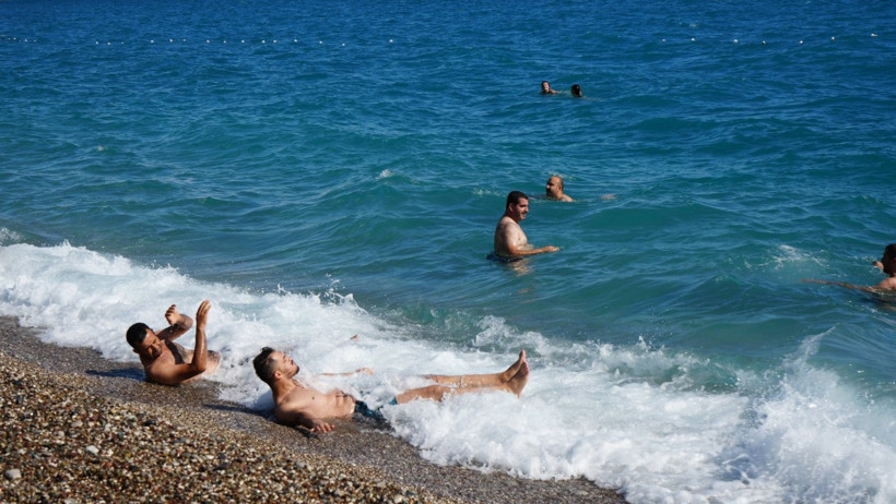 Antalya yaza veda edemiyor - Resim : 1