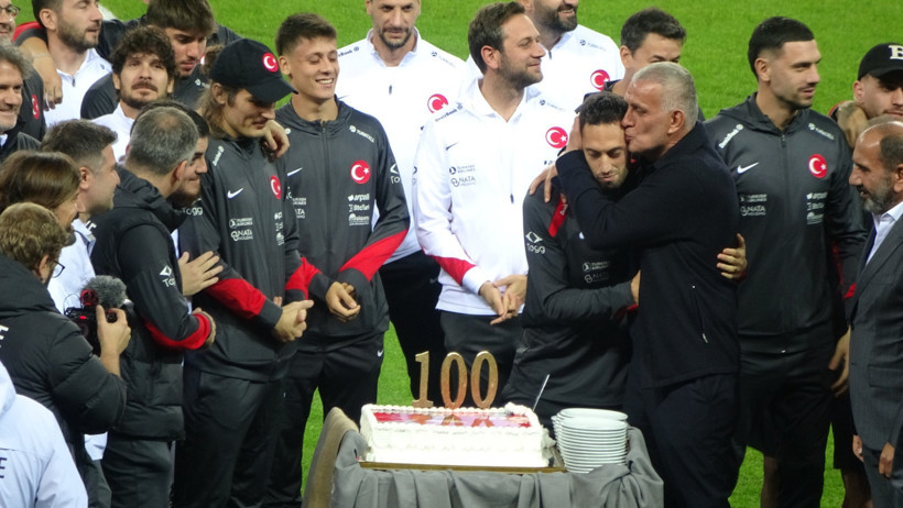 Hakan Çalhanoğlu için 100. maç pastası - Resim : 1