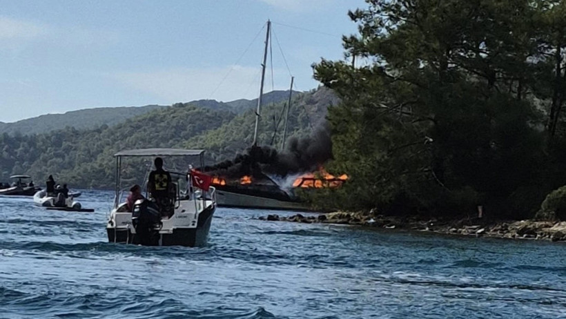 Denizde korkutan yangın: Tekne cayır cayır yandı - Resim : 1