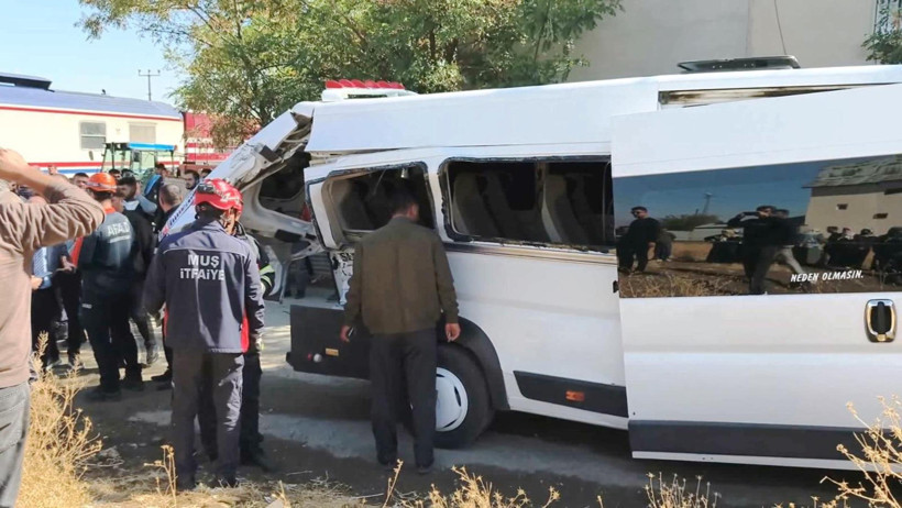Yolcu treni, öğrenci minibüsüne çarptı - Resim : 1