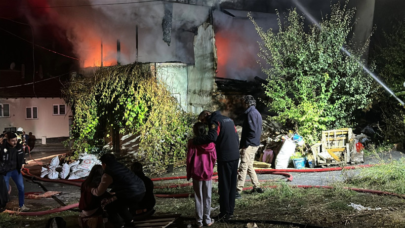 2 katlı binanın çatısı yandı, ev sahibi fenalaştı - Resim : 1