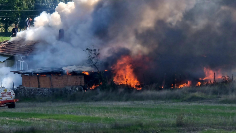 Bütün mal varlığı yangında küle döndü - Resim : 1