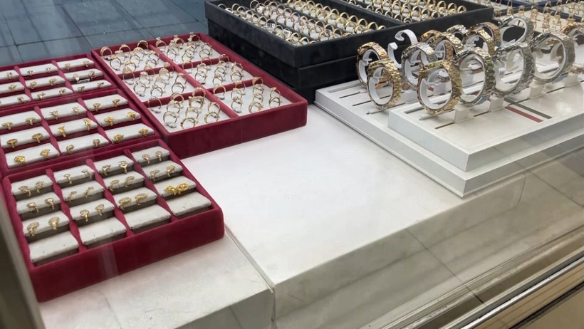 İkisi oyaladı, biri çaldı: 1,2 milyonluk kuyumcu soygunu - Resim : 1