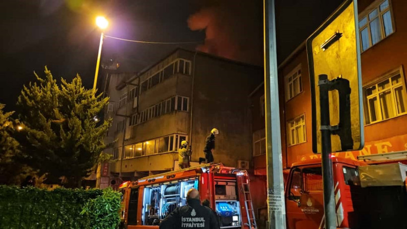 Beyoğlu'nda 4 katlı binanın çatısı alev alev yandı - Resim : 1