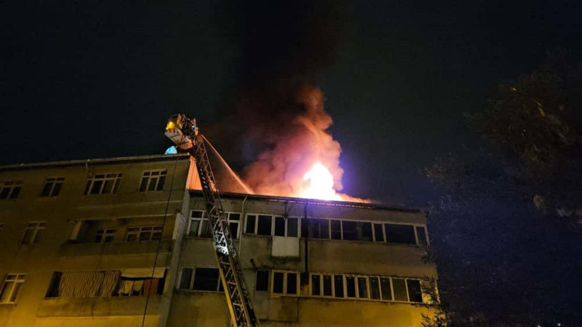 Beyoğlu'nda 4 katlı binanın çatısı alev alev yandı - Resim : 2