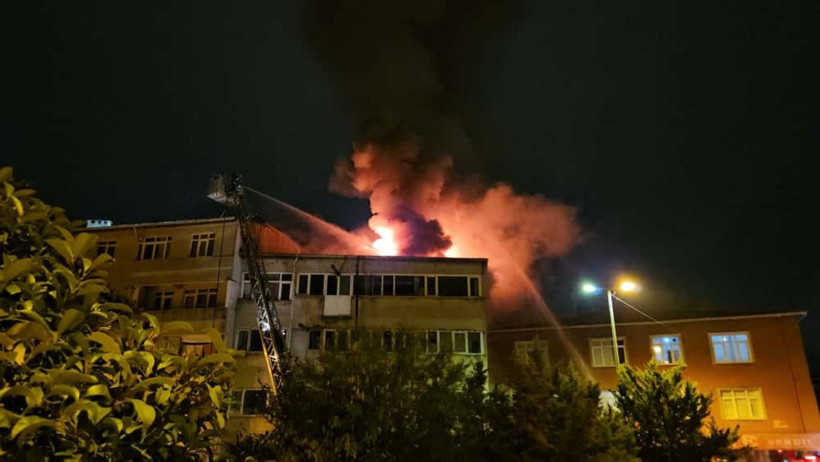 Beyoğlu'nda 4 katlı binanın çatısı alev alev yandı - Resim : 3