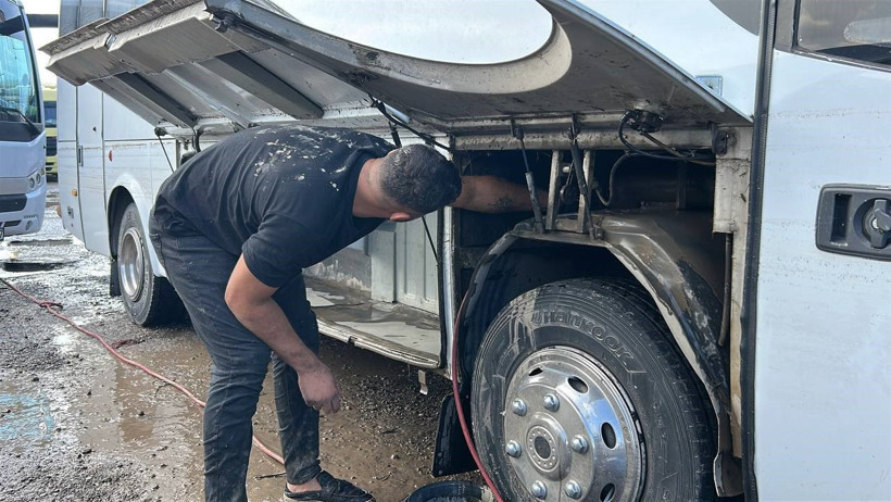 Su baskınında 25 yolcu mahsur kaldı - Resim : 1