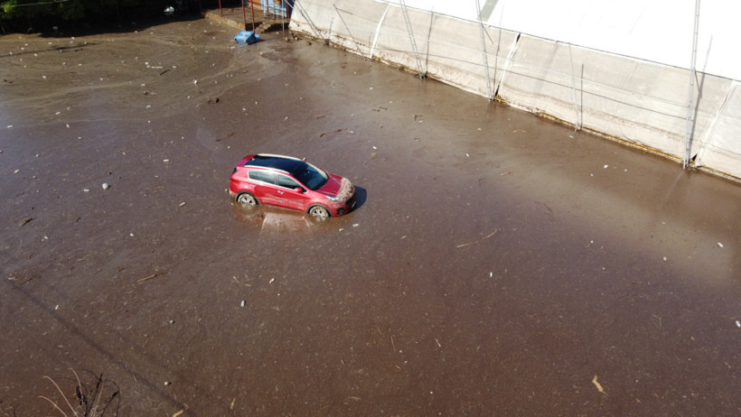Yer Hatay: Yollar havuza döndü, denizde hortum çıktı - Resim : 6