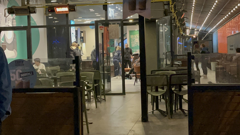 Bıçaklandı, hastaneye giderken telefonu elinden bırakmadı - Resim : 1