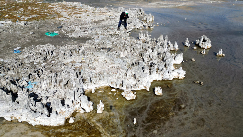 Sular çekildi fotoğrafçılar akın etti: Van Gölü'nde şaşırtan manzara - Resim : 3