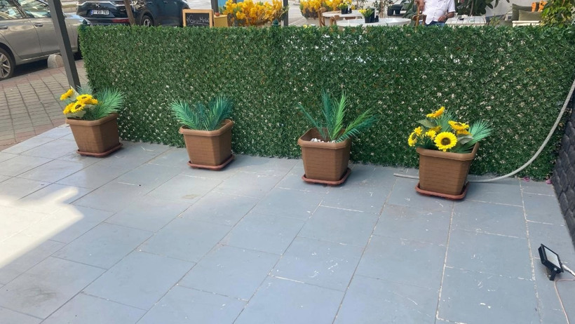 Önce etrafı kolaçan etti, sonra çiçekleri poşete doldurup kaçtı - Resim : 1