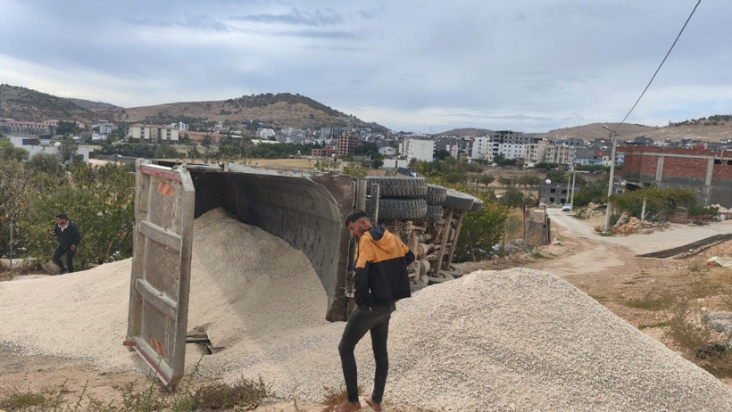 Mardin’de kum yüklü kamyon minibüsün üzerine devrildi - Resim : 2