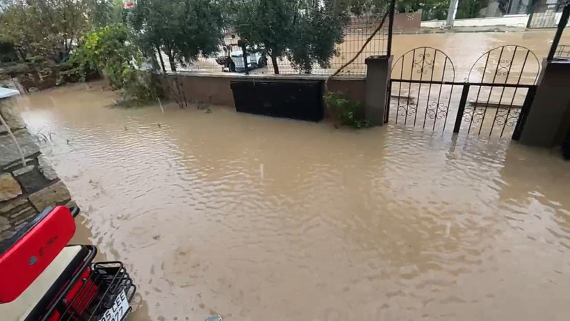 İzmir'de caddeleri su bastı - Resim : 1