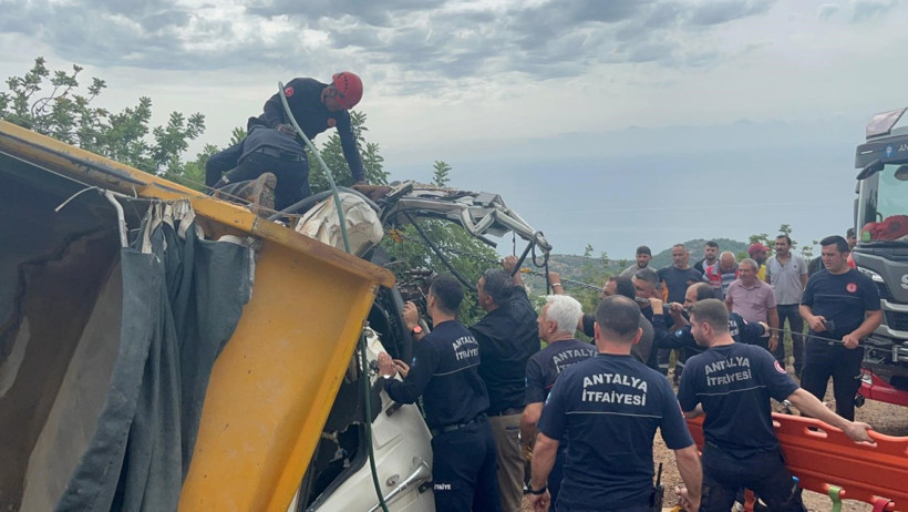 Kum yüklü kamyon kontrolden çıktı: 1 ölü, 1 ağır yaralı - Resim : 1