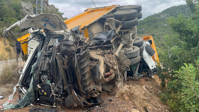Kum yüklü kamyon kontrolden çıktı: 1 ölü, 1 ağır yaralı - Resim : 2