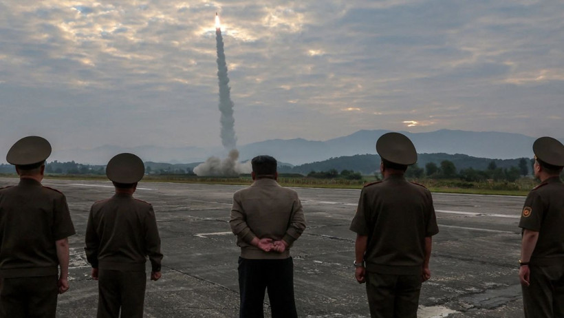 Kuzey Kore'ye gözdağı: 'Canavar füze' yolda - Resim : 1
