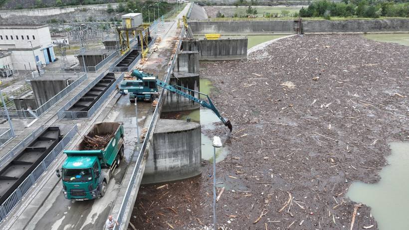 Selin sürüklediği tomruklar Muratlı Barajı’nı kapladı - Resim : 1
