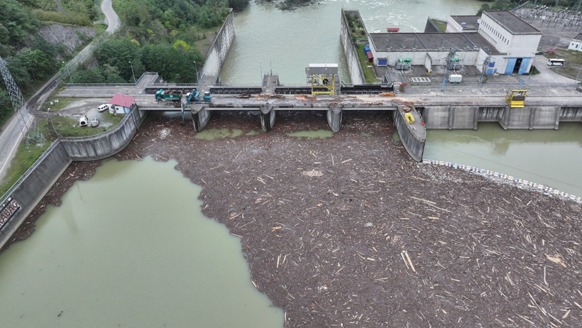 Selin sürüklediği tomruklar Muratlı Barajı’nı kapladı - Resim : 2