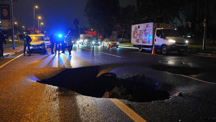 İstanbul'da sağanak: En işlek caddelerden birinde yol çöktü, alt geçidi su bastı - Resim : 1