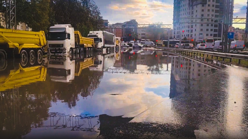 İstanbul'da sağanak: En işlek caddelerden birinde yol çöktü, alt geçidi su bastı - Resim : 4