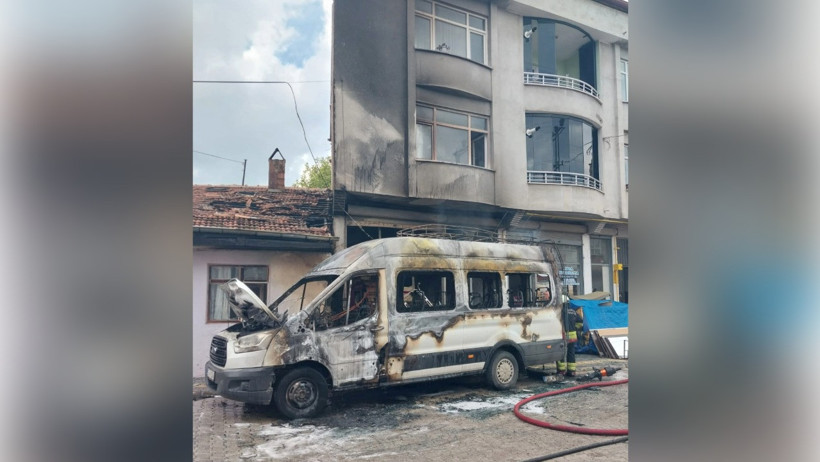 Alevler bir anda yayıldı: Minibüs yandı, iki bina hasar gördü - Resim : 1