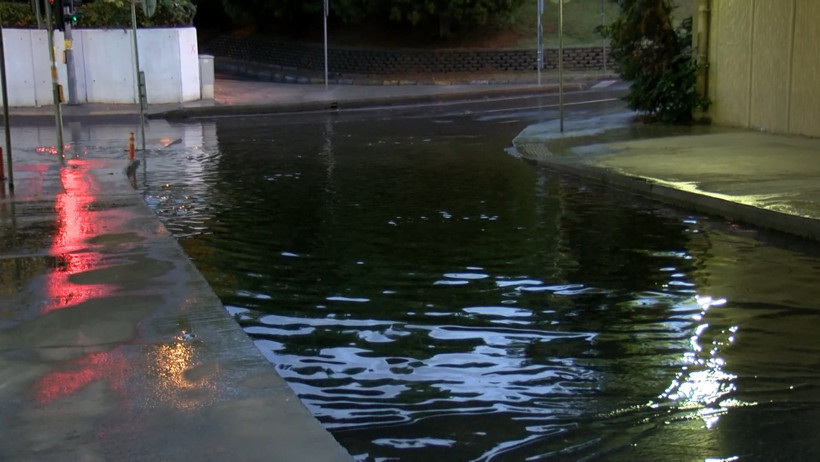 İstanbul'da sağanak: En işlek caddelerden birinde yol çöktü, alt geçidi su bastı - Resim : 5