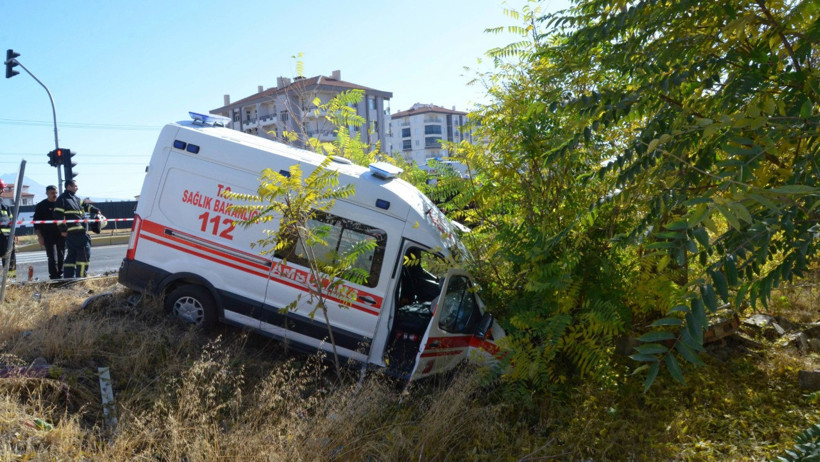 Aksaray’da peş peşe kazalar: Yaralıyı taşıyan ambulans da kaza yaptı! - Resim : 2