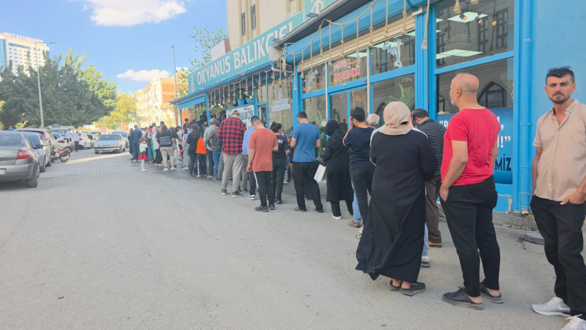 'Vatandaş yesin' diyerek kilosunu 35 TL'ye sattı, kuyruk oldu - Resim : 1