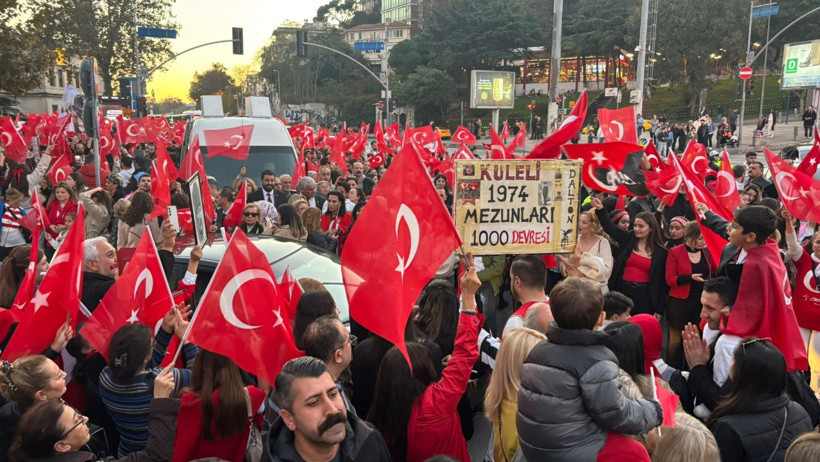 Yurttaşlar 'Mustafa Kemal'in askerleriyiz' sloganıyla Dolmabahçe'den Beşiktaş'a yürüdü - Resim : 1