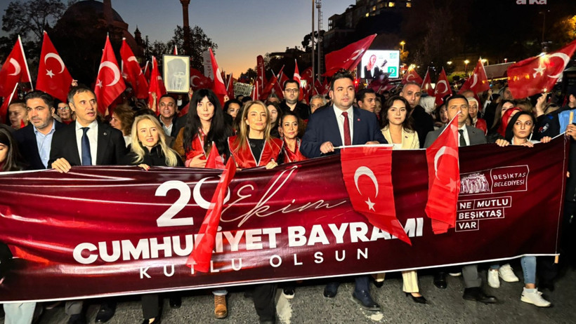 Yurttaşlar 'Mustafa Kemal'in askerleriyiz' sloganıyla Dolmabahçe'den Beşiktaş'a yürüdü - Resim : 2