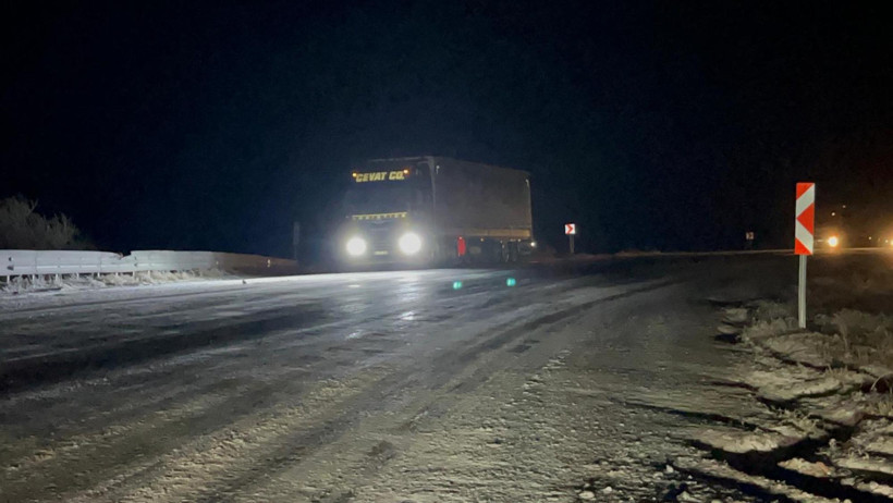 Ilgar Geçidi’nde kara teslim trafik: Tırlar kaydı, yol kapandı - Resim : 1