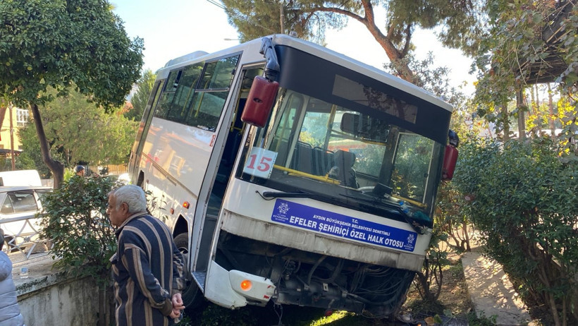 Kontrolü kaybedince minibüs evin bahçesine daldı! - Resim : 1