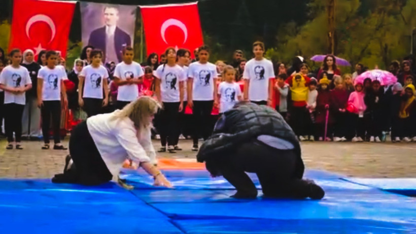 Her şey kızı gösterisini yapabilsin diye: Atkısıyla kuruttu - Resim : 2