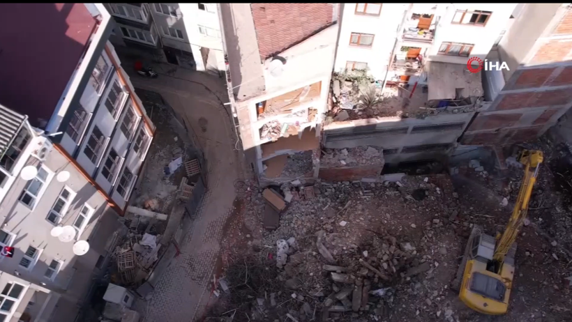 İstanbul’da kentsel dönüşüm: Yan bina duvarsız kaldı - Resim : 1