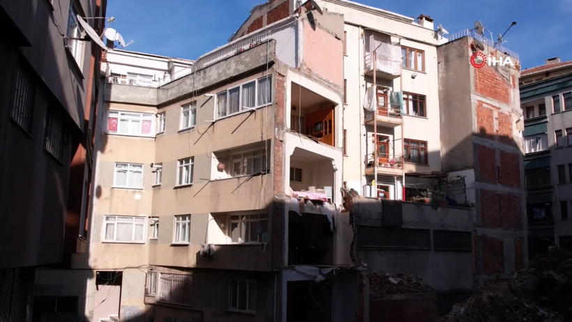 İstanbul’da kentsel dönüşüm: Yan bina duvarsız kaldı - Resim : 2